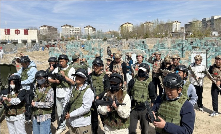 在国防教育基地教官的专业引导下