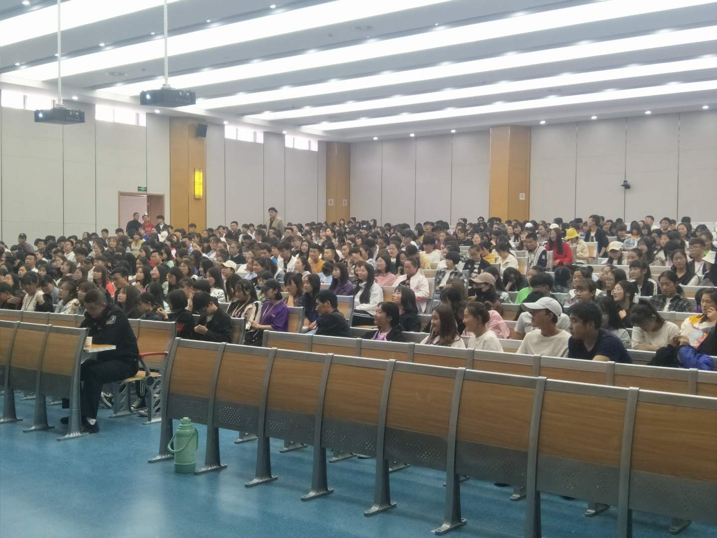 b.jpg 华体云在线登录入口新人权益代表参加了