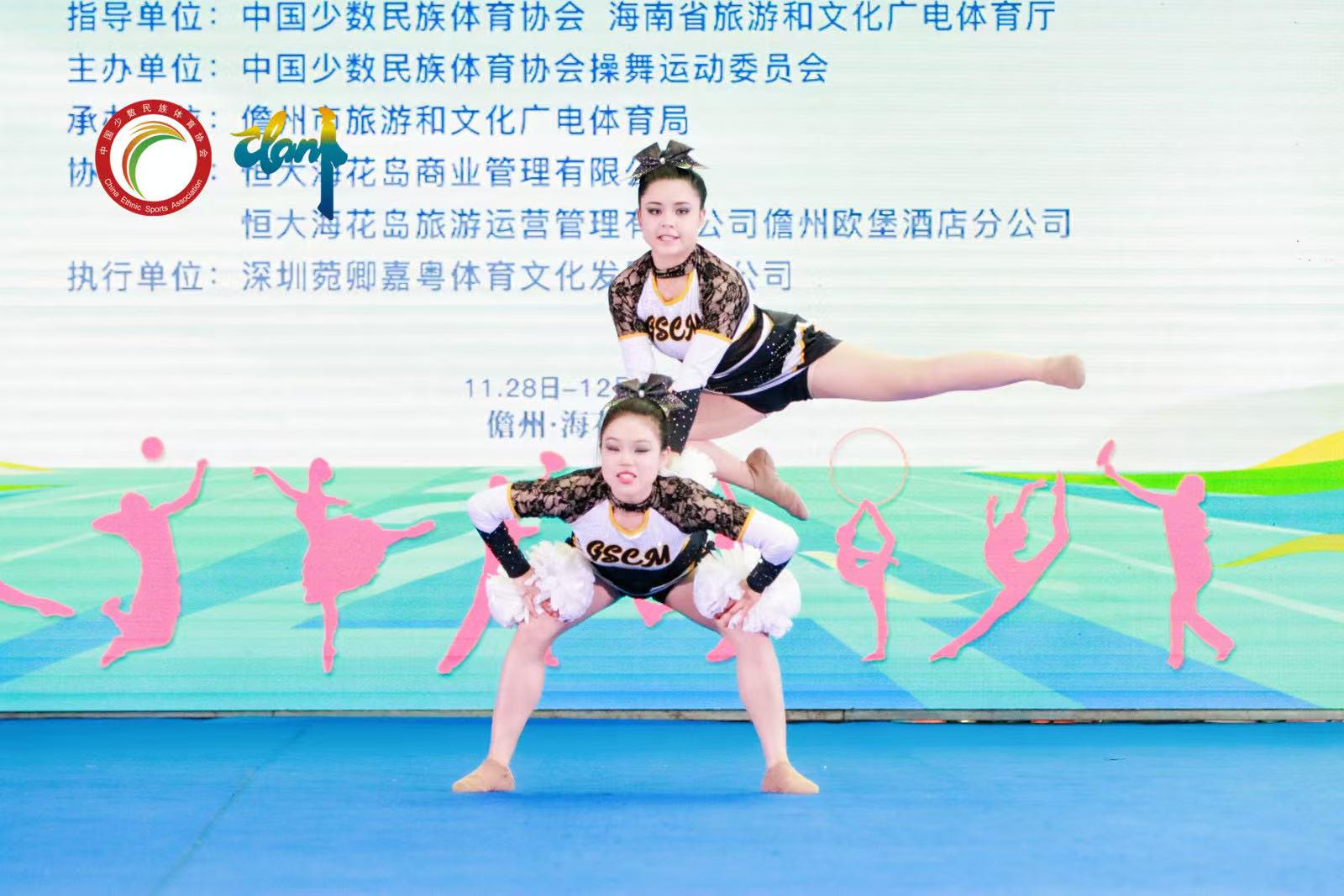 见证了我校健美操队如何以精湛的技艺和