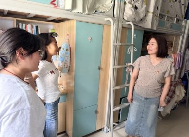 会计金融学院组织党员教师走进学生宿舍